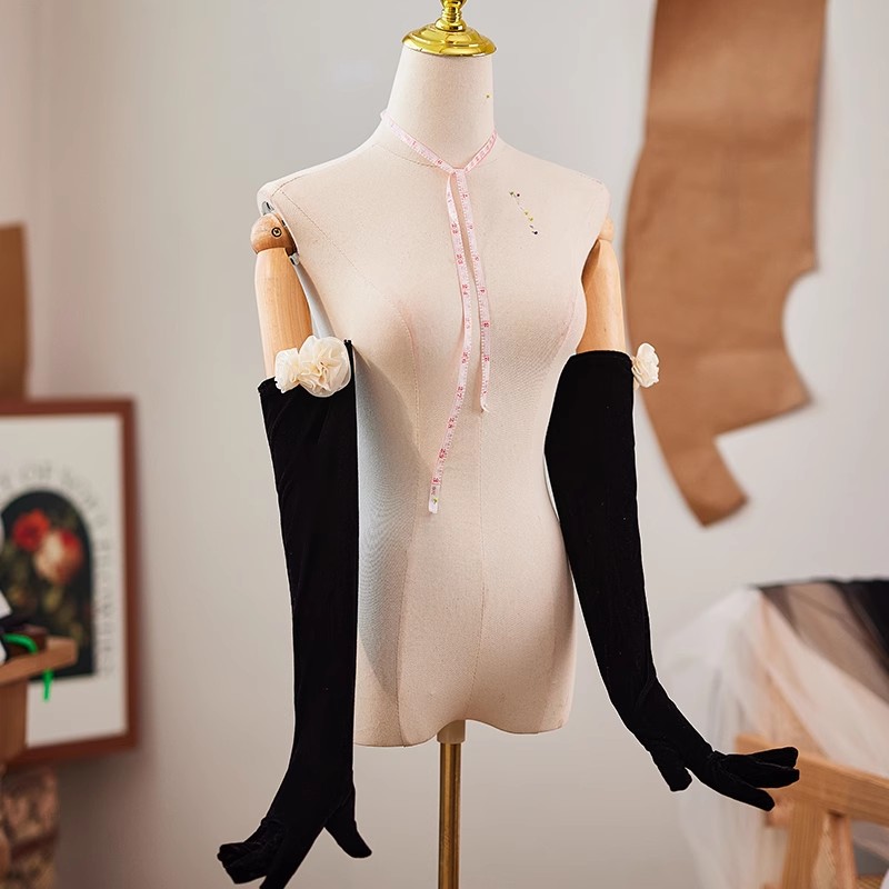 Vintage Fashion Photographers - Vrouwen Elegante Zwarte Bloem Lange Fluwelen