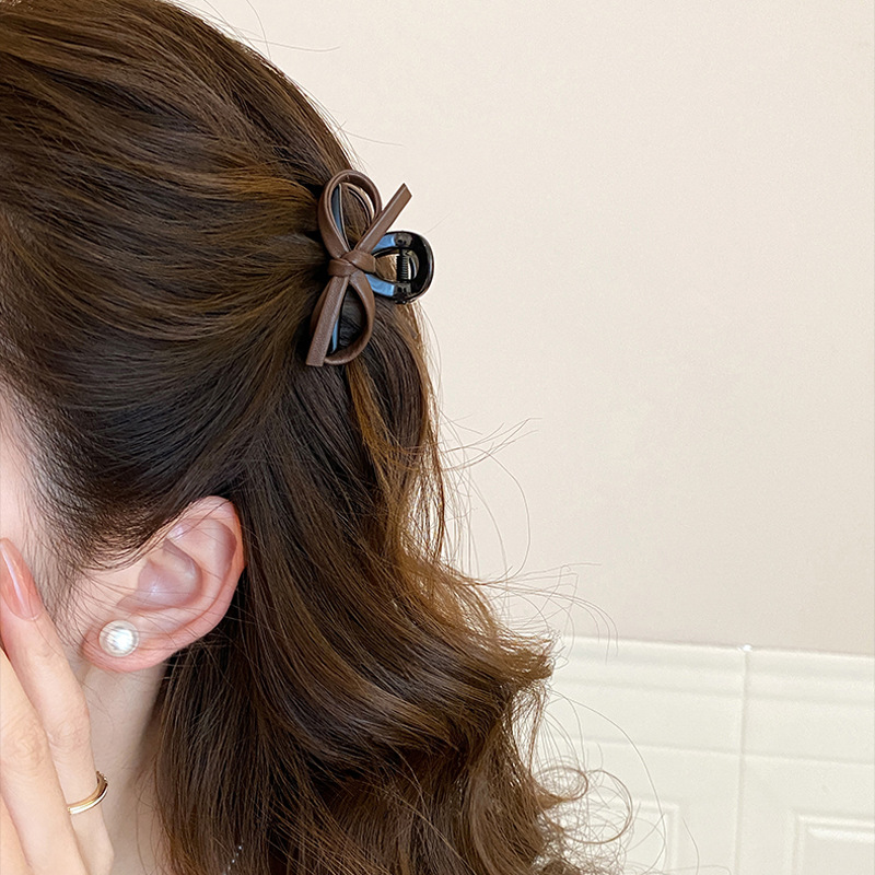 Vintage lederen strik kleine h - Vintage Fashion Ornaments recensie en prijs